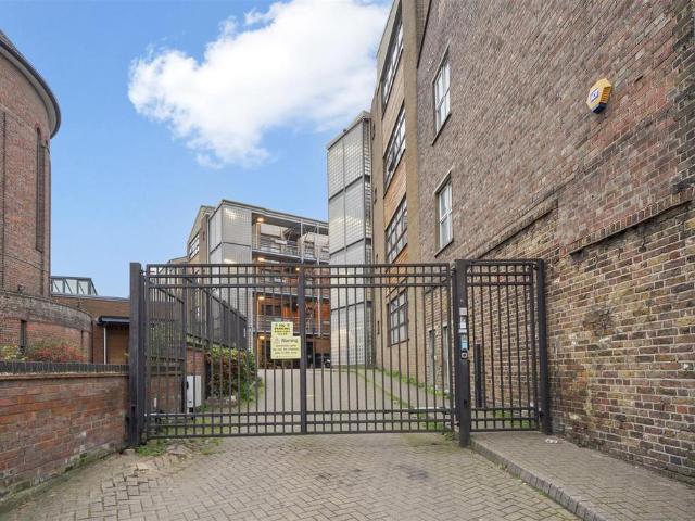Flat for sale in Harlesden, Greater London