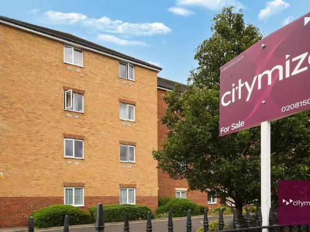 Flat for sale in Rush Green, Greater London