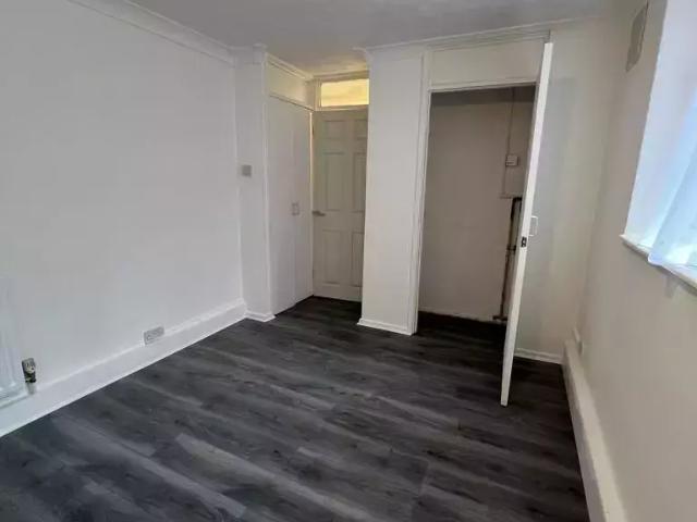 Flat for sale in Vange, Essex