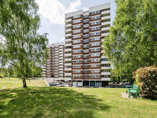 Flat for sale in Elm Park, Greater London