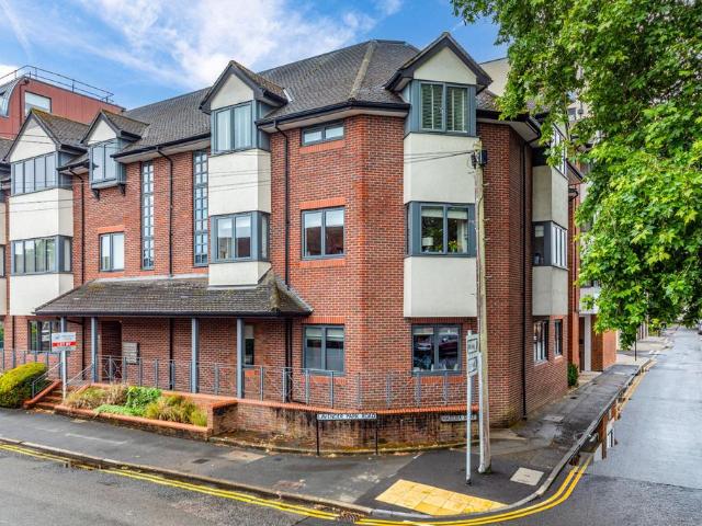 Flat for sale in Woking, Surrey