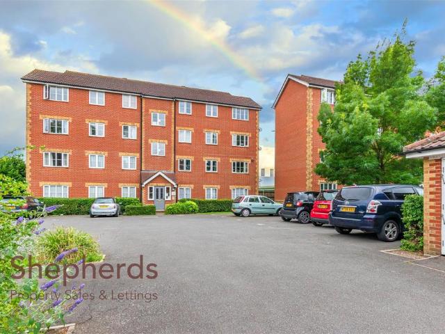Flat for sale in Broxbourne, Hertfordshire