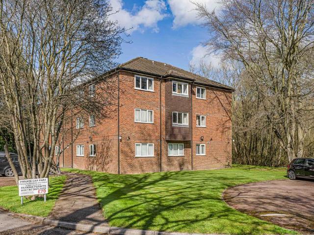 Flat for sale in Ashlyns Estate, Pouchen End