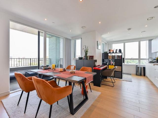 Flat for sale in Clapham Junction, Greater London