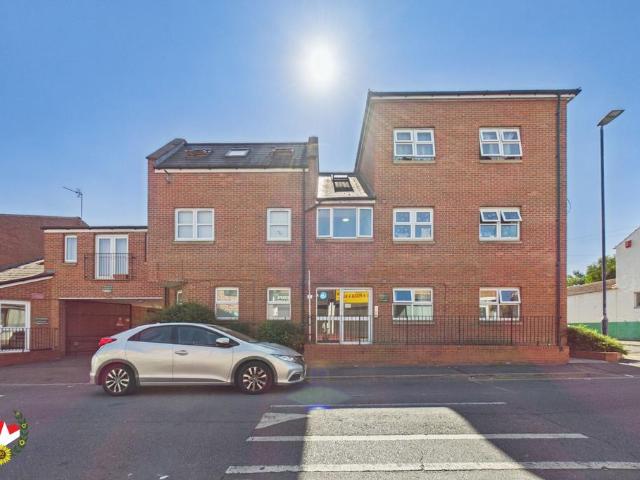 Flat for sale in Gloucester, Gloucestershire