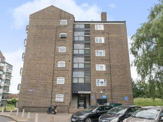 Flat for sale in London Borough of Lewisham, Ladywell