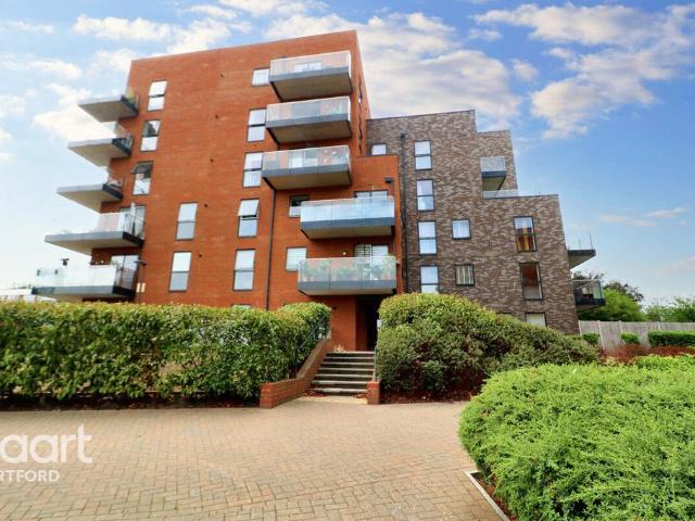 Flat for sale in North End, Greater London
