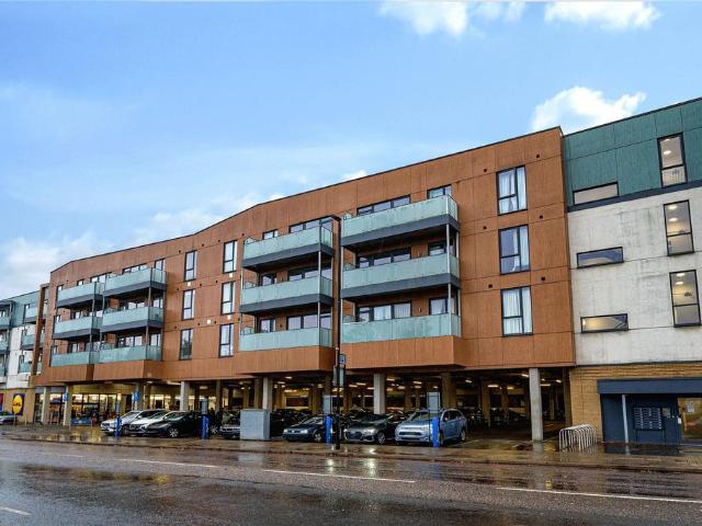 Flat for sale in West Wickham, Greater London