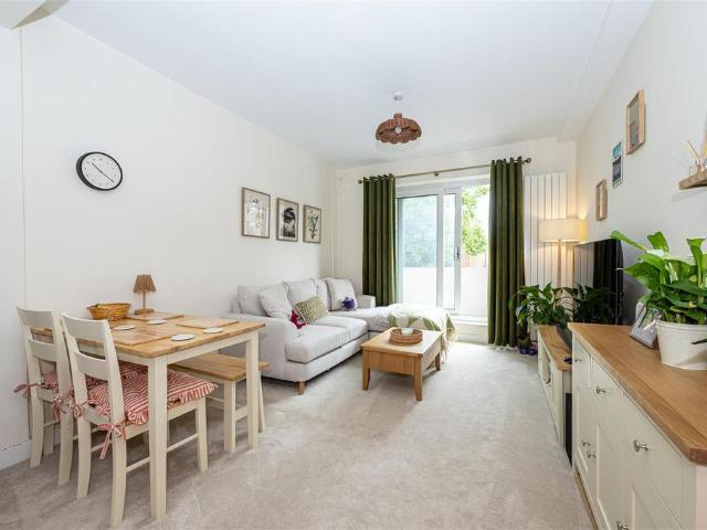 Flat for sale in London Borough of Hammersmith and Fulham, Greater London