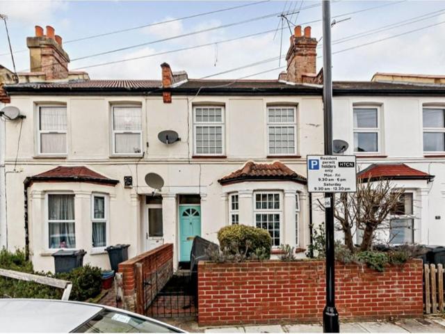Flat for sale in London Borough of Hounslow, Greater London