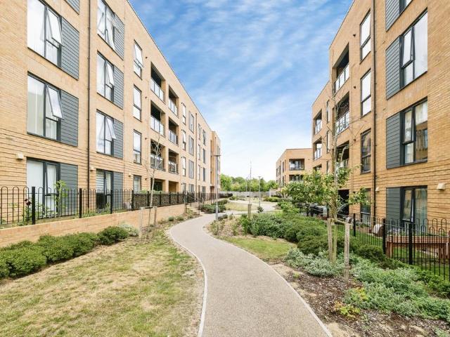 Flat for sale in South Ockendon, Essex