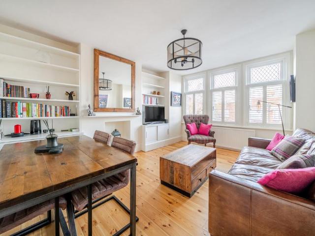 Flat for sale in London Borough of Ealing, Greater London