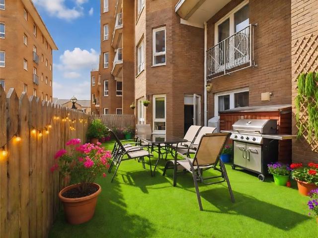 Flat for sale in Isle Of Dogs, Greater London
