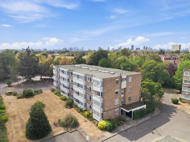 Flat for sale in Wanstead, Greater London