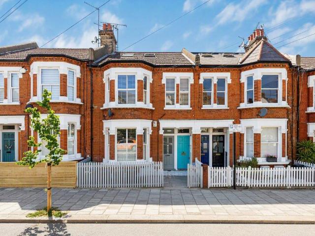 Flat for sale in Wandsworth, Greater London