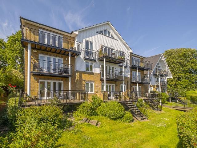 Flat for sale in Ham, Greater London