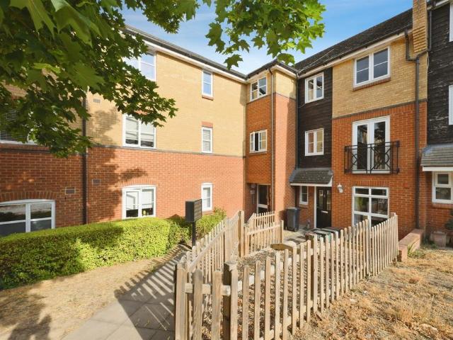 Flat for sale in Broxbourne, Hertfordshire
