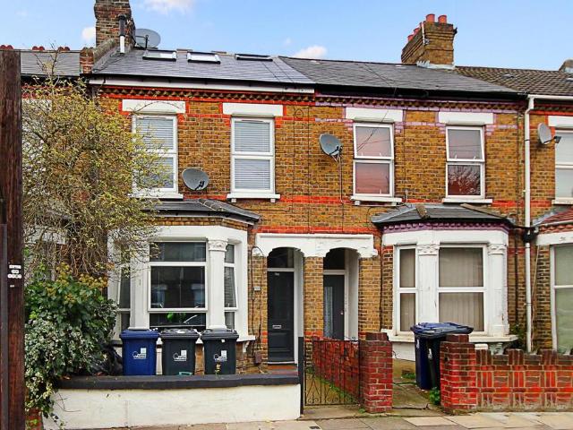 Flat for sale in London Borough of Ealing, Hanwell
