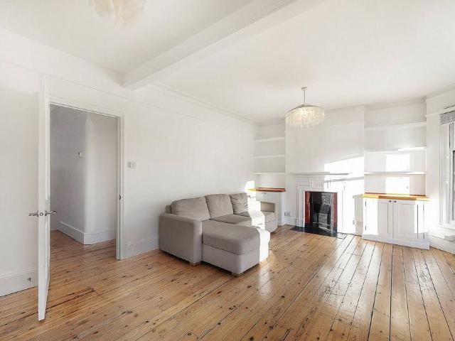 Flat for sale in Streatham Hill, Greater London
