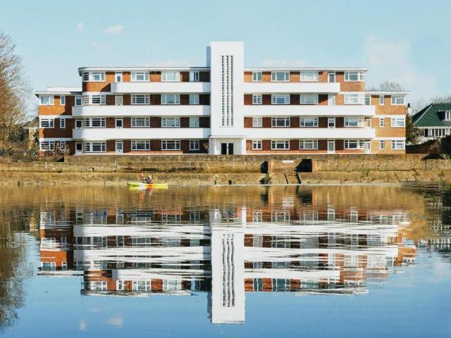 Flat for sale in London Borough of Hounslow, Strand