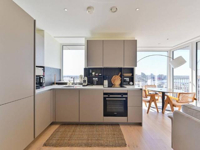 Flat for sale in Battersea, Greater London