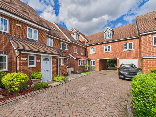 Flat for sale in Little Sandhurst