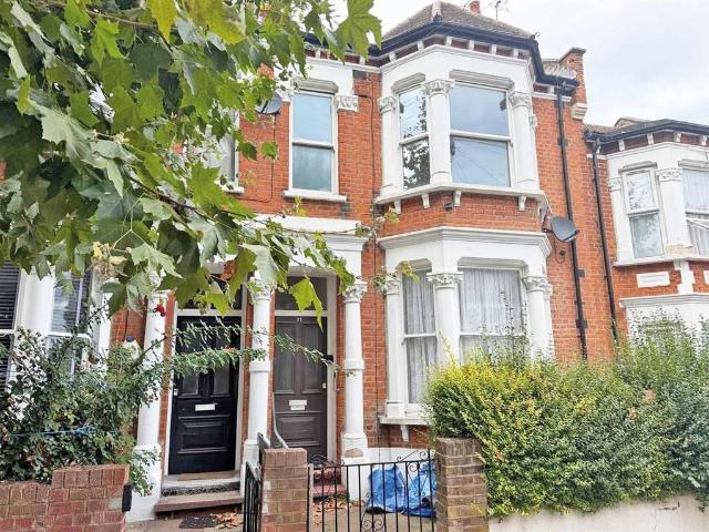 Flat for sale in Harlesden, Greater London