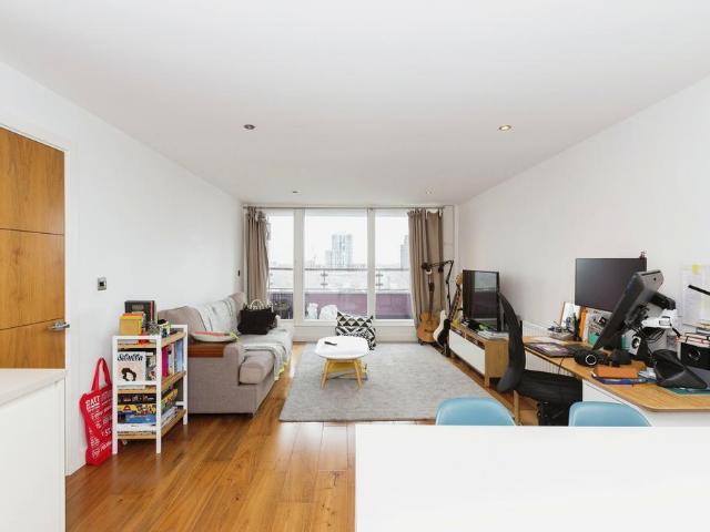 Flat for sale in Bromley-by-Bow, Bow