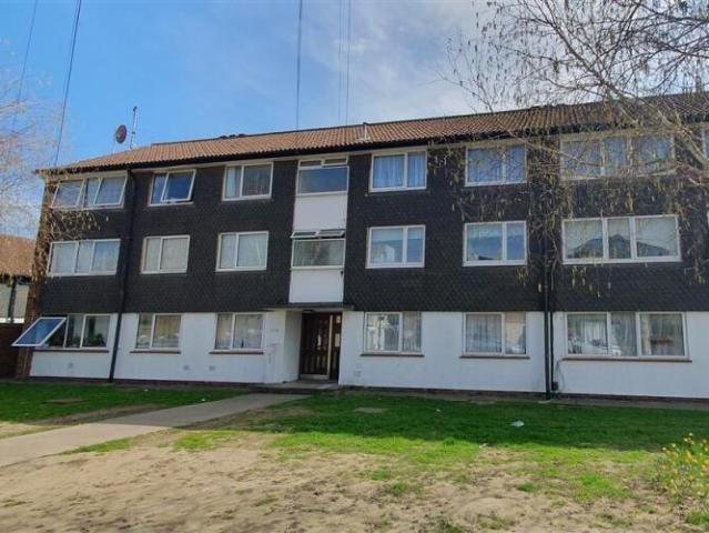 Flat for sale in London Borough of Hounslow, Feltham