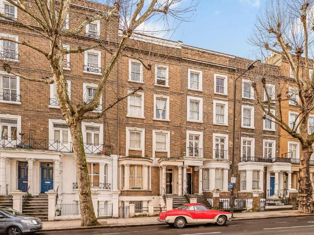 Flat for sale in North Kensington, Greater London