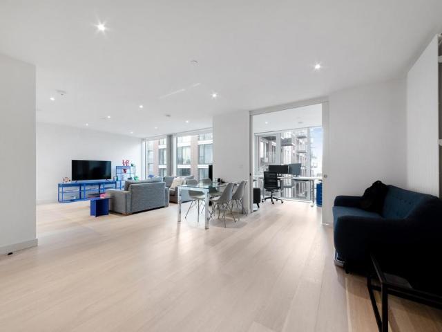 Flat for sale in Silvertown, Greater London