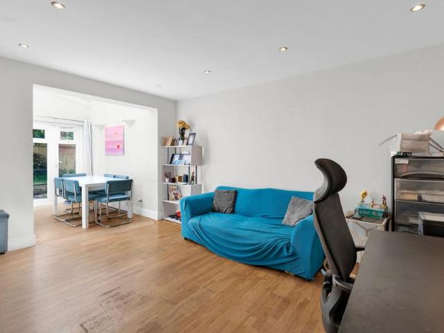 Flat for sale in Brent Cross, Greater London