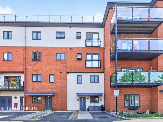 Flat for sale in London Borough of Hounslow, Hanworth
