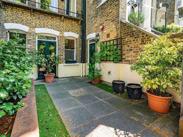 Flat for sale in Kentish Town, Greater London