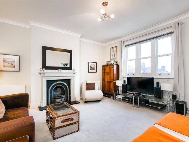Flat for sale in Earlsfield, Greater London