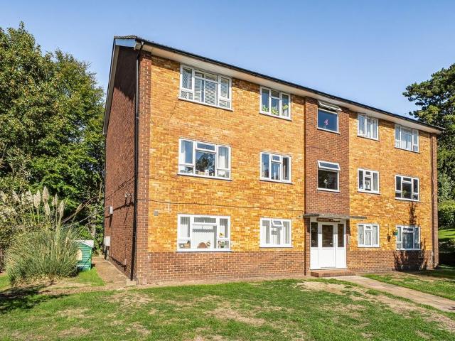 Flat for sale in Caterham on the Hill, Tandridge