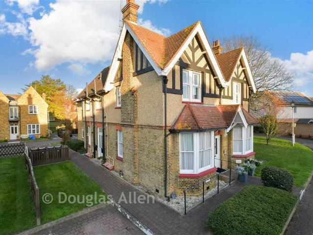 Flat for sale in Barkingside, Greater London