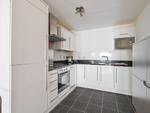 Flat for sale in Canning Town, Greater London