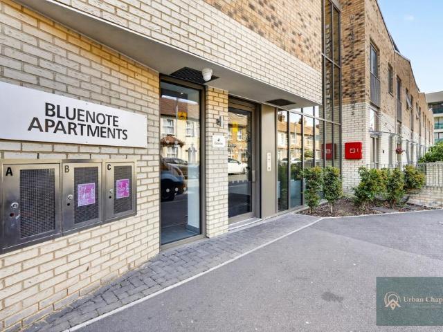 Flat for sale in Hayes, Greater London