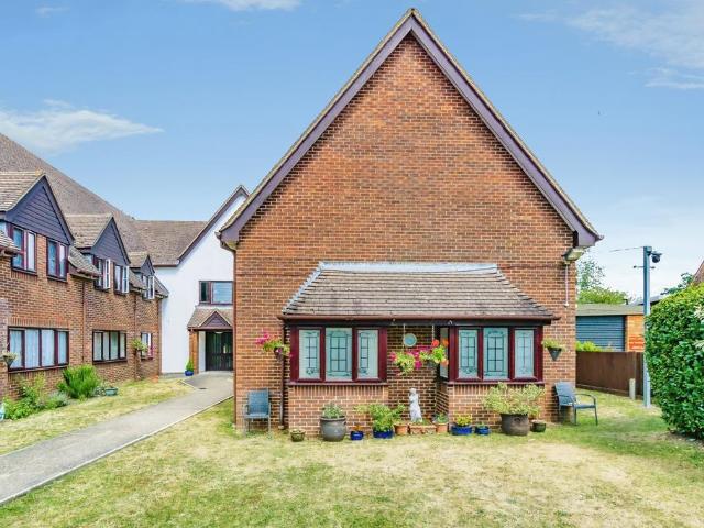 Flat for sale in London Borough of Croydon, Shirley