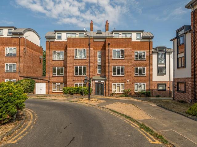 Flat for sale in Bray Wick, Maidenhead