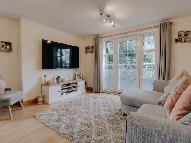 Flat for sale in Connaught Park, Bushey