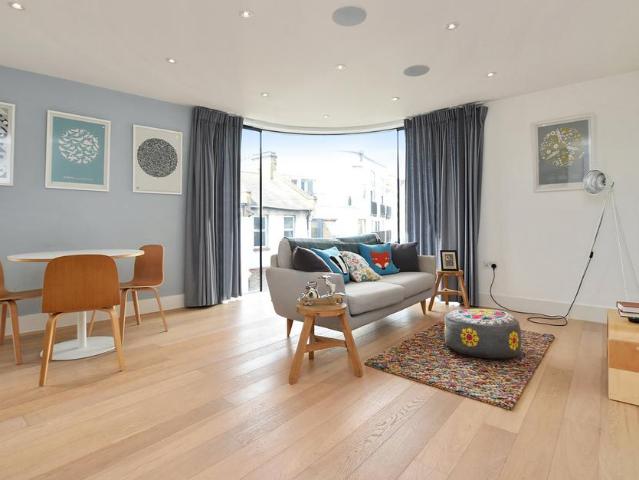 Flat for sale in Queen's Park, Greater London