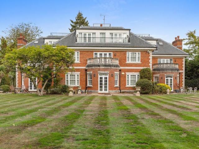 Flat for sale in Beaconsfield New Town, Beaconsfield