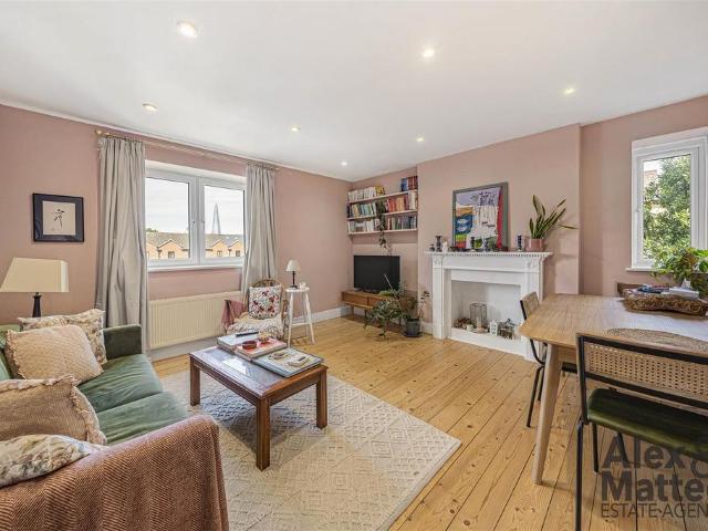 Flat for sale in Bermondsey, Greater London