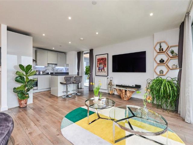 Flat for sale in Isle Of Dogs, Greater London