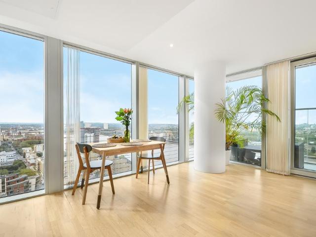 Flat for sale in Canary Wharf, Greater London