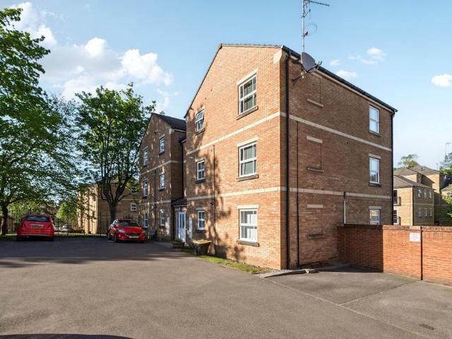 Flat for sale in Farsley, West Yorkshire