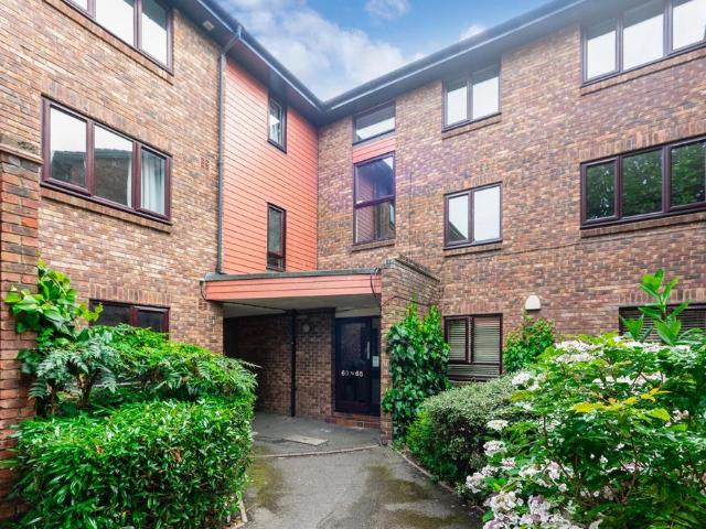 Flat for sale in Camberwell, Greater London