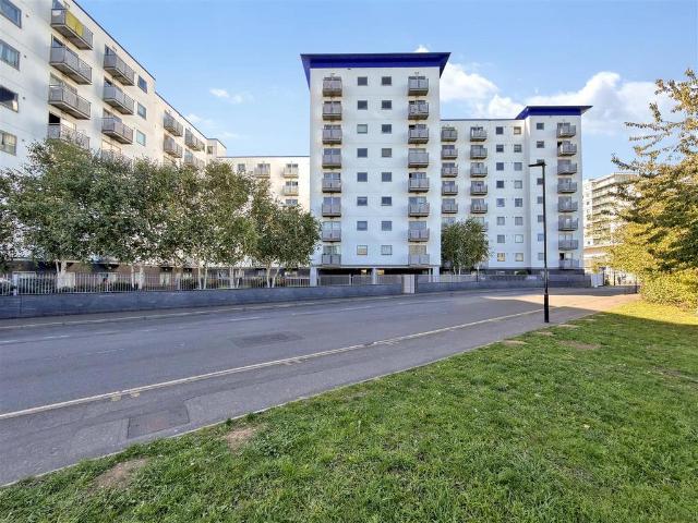 Flat for sale in London Borough of Hounslow, Greater London